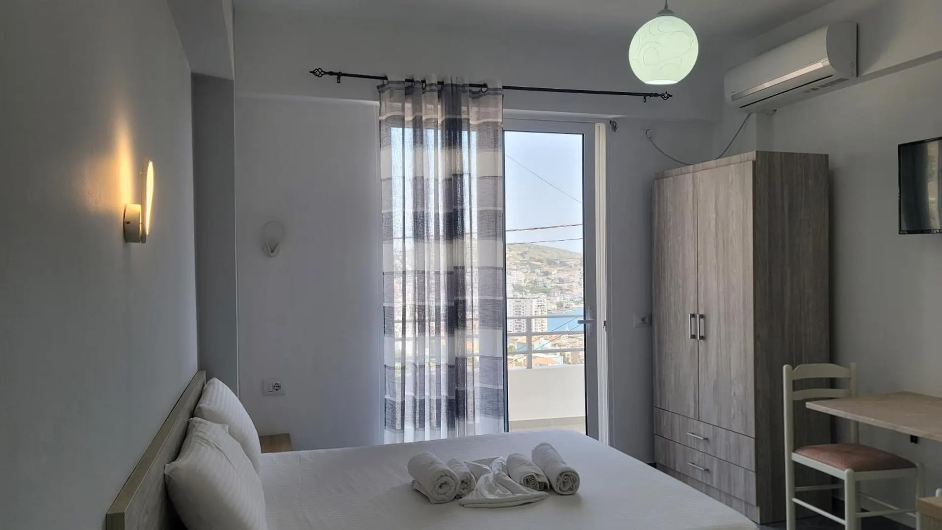 Viol Apartments Sarandë 0*,
