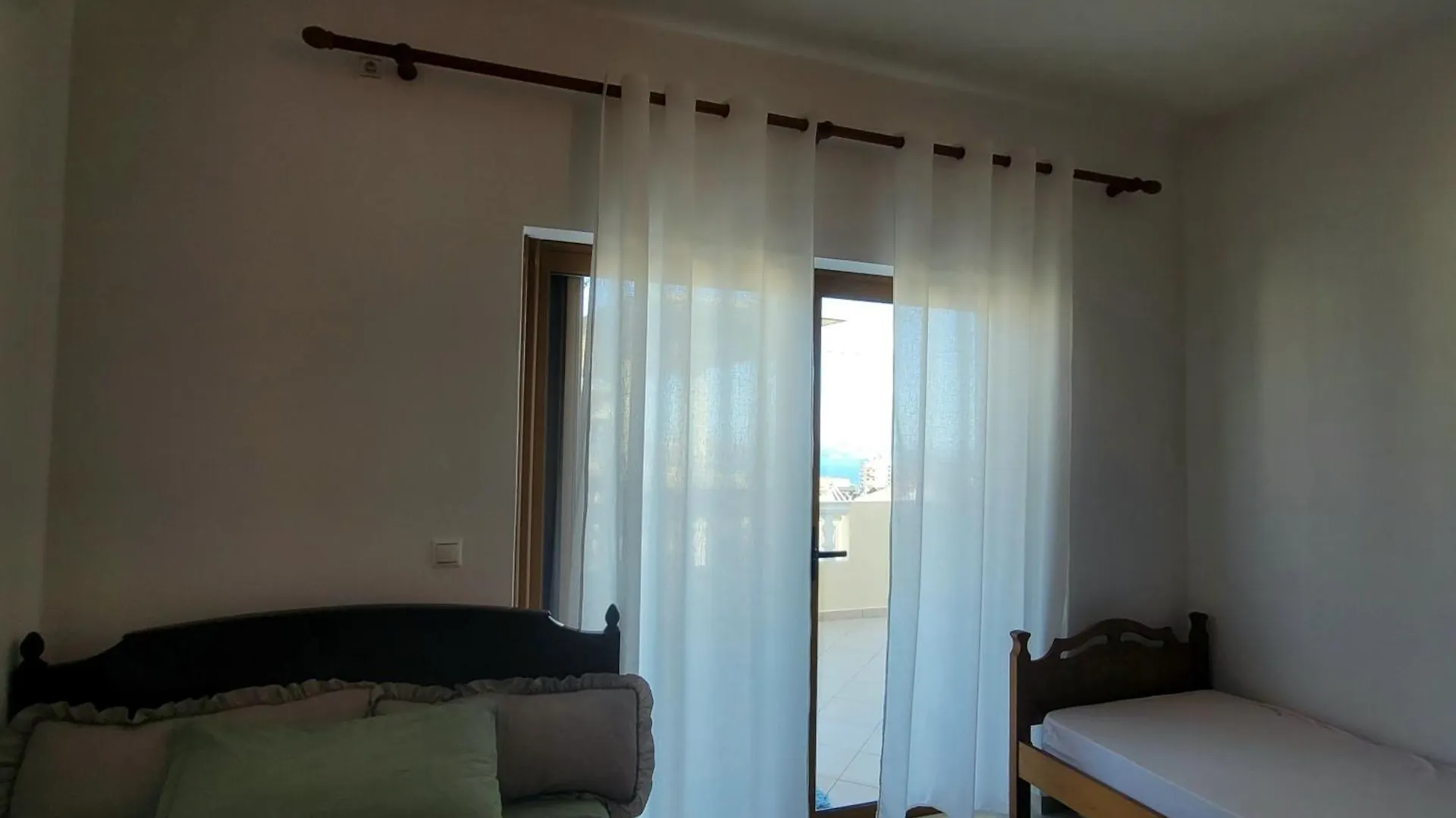 Viol Apartments Sarandë 0*,